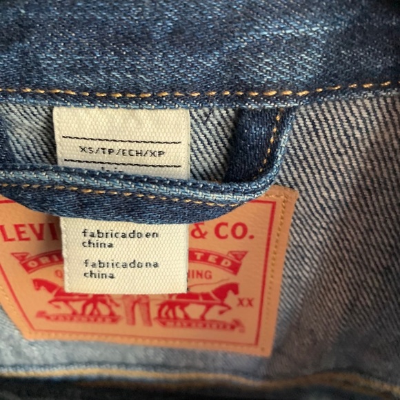 Levi’s distressed jean jacket - Picture 3 of 3